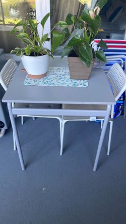 Mesa pequeña con dos sillas
