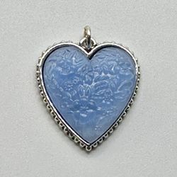 💙 Beautiful vintage look blue floral, silver tone embossed heart pendant