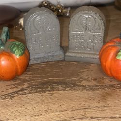 Vintage salt pepper shakers gravestones and pumpkins