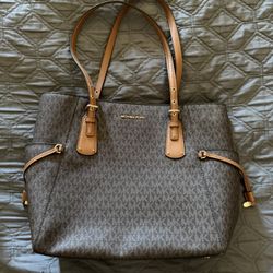 💼 Michael Kors Voyager Medium Tote – Brand New