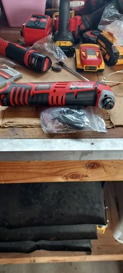 Milwaukee
M12 12V Lithium-lon Cordless
Oscillating Multi-Tool (Tool-
Only)
