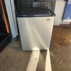 Whirlpool Mini Refrigerator 