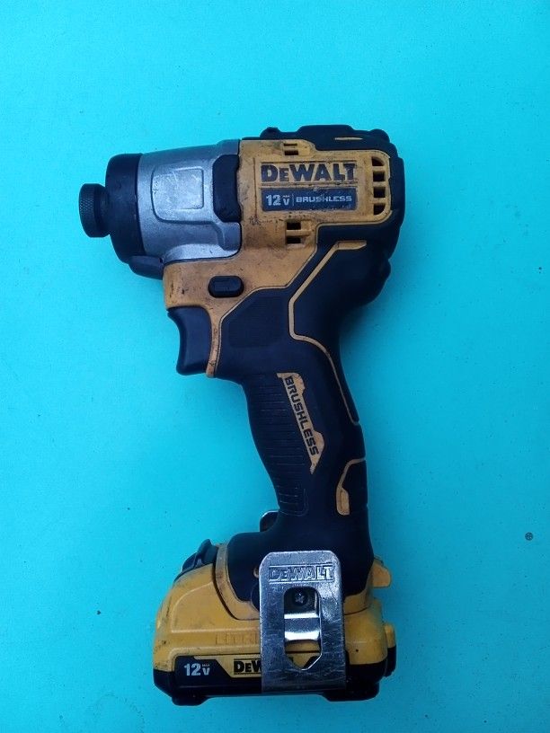 DeWalt DCF801 Impact Drill With Battery DCB122