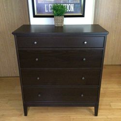  Idanas chest of 4 drawers/dresser dark brown stained.
