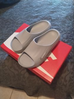 Nike slides in perfect condition
