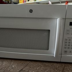 GE 1.6-cu ft 29.9-in Over-the-Range Microwave ( White )