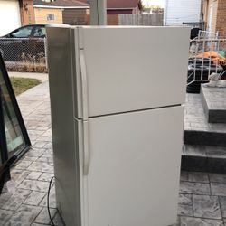 GE Refrigerator 
