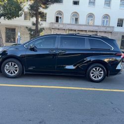 2021 Toyota Sienna XLE 