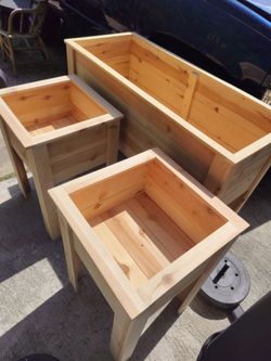 NEW CUSTOM CEDAR ELEVATED PLANTER