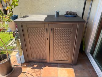 Rubbermaid Decorative Outdoor Storage Cabinet (123 Gal), Weather Resistant, Brown, Organization for Home/Backyard/Pool Chemicals/Toys/Garden Tools/Por