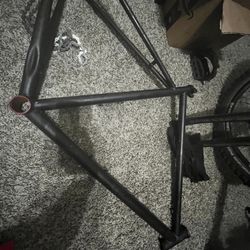 Fixie frameset with seat clamp and chain