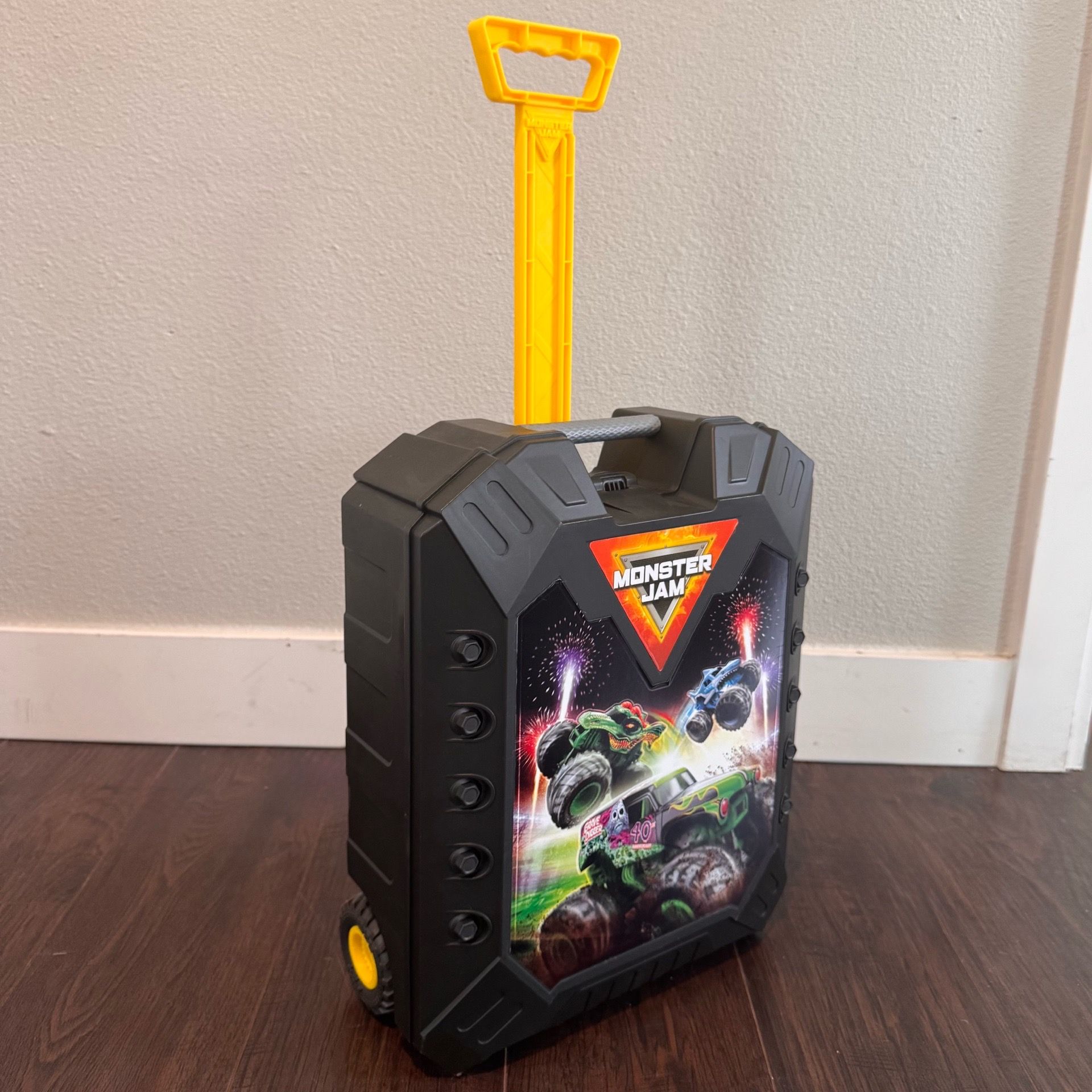 Monster Jam Pit Party Go Monster Truck Carrying Case, Rolling Travel Case, Fits up to 15 Trucks