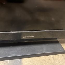 Emerson 40" LCD TV (LC401EM2F) — Works Great