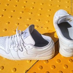 Nike Air Jordan 1 Low Triple White 553558-120 Leather Men’s - Size 13. Condition is Pre-owned