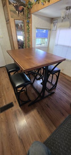 Mesa alta con 4 bancos