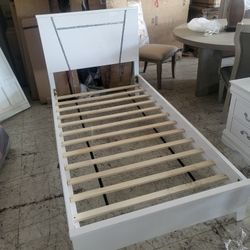 Brand New Floorsample Twin Bed