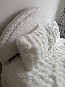 Elegant Full Size Upholstered Bed Frame – Like New