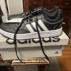 adidas Men's Hoops 3.0 Basketball Shoe, Black/White/Grey, 8.5