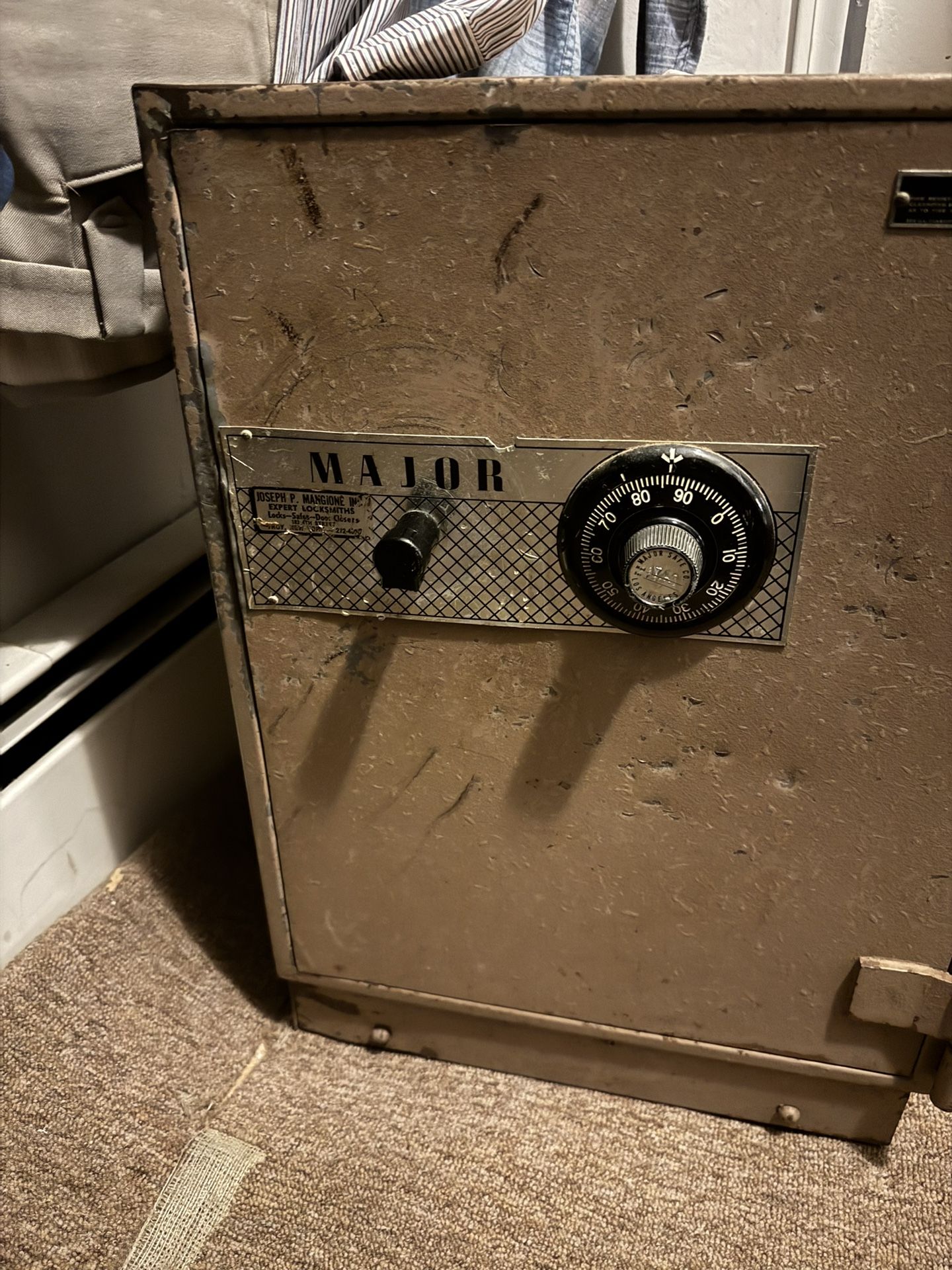 MAJOR SAFE HANDLE BROKEN