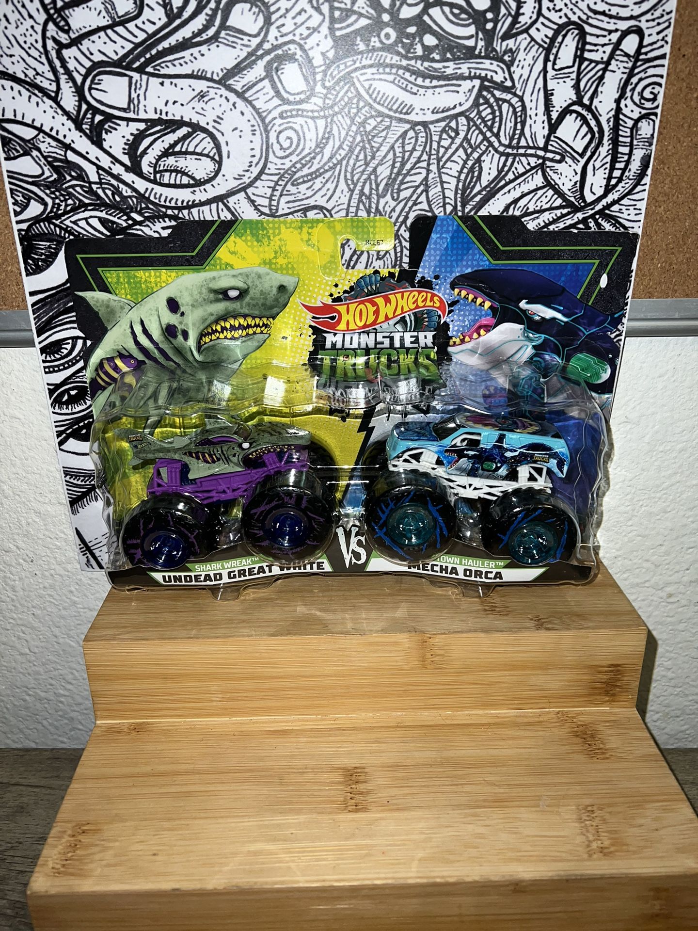 HOT WHEELS MONSTER TRUCKS ROARIN' RUMBLE UNDEAD GREAT WHITE VS MECHA ORCA 1:64