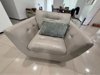 Modern White Leather Swivel Accent Chair – Excellent Condition