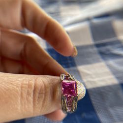 10 Kt White Gold Pink Sapphire Ring