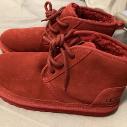 BRAND NEW KIDS UGGS SIZE 4