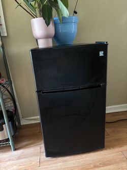 Mini fridge with freezer
