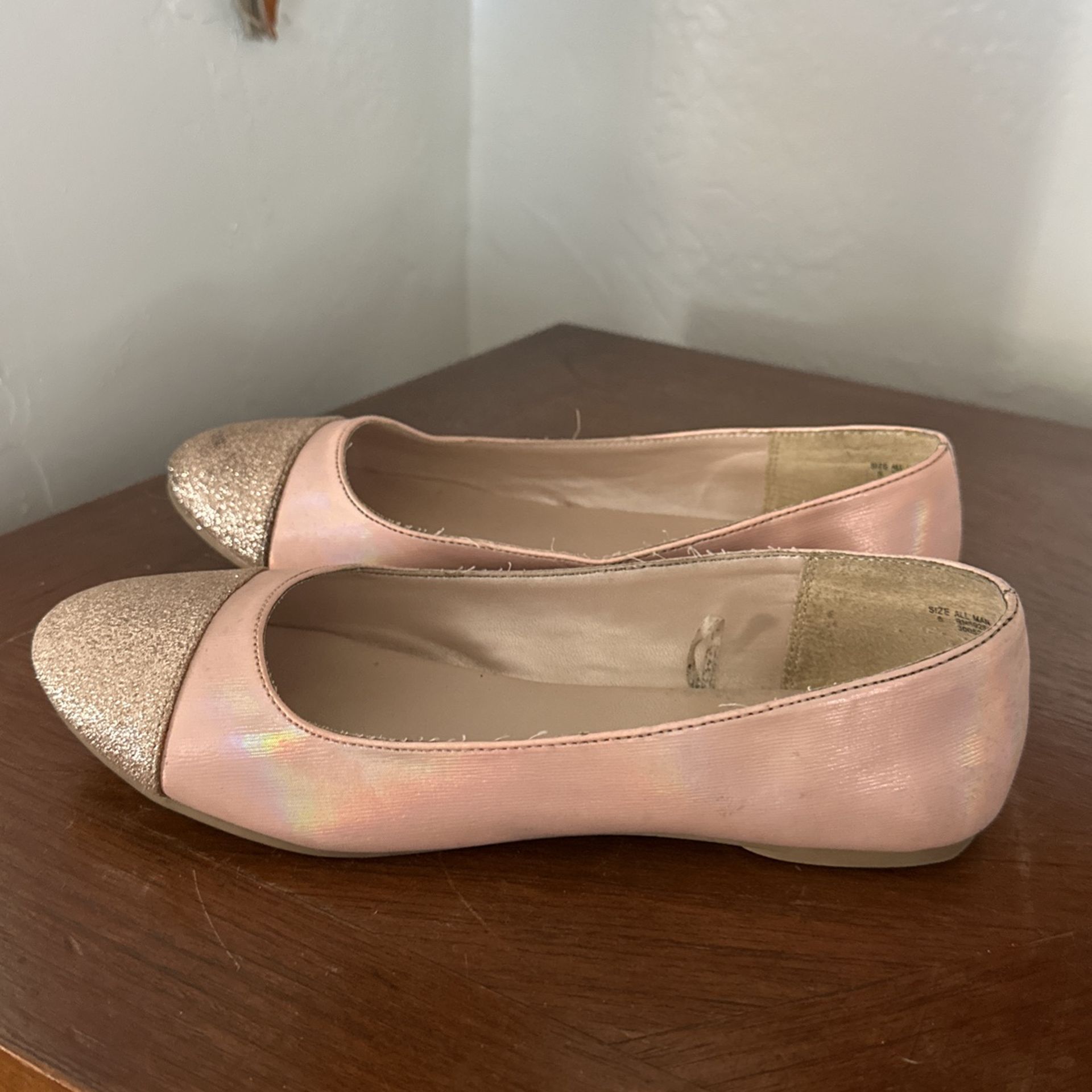 Childrens Place Girl’s Dress Shoes Pink/gold Glitter On Front  Size 5 
