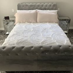 Upholstered Queen Bed 