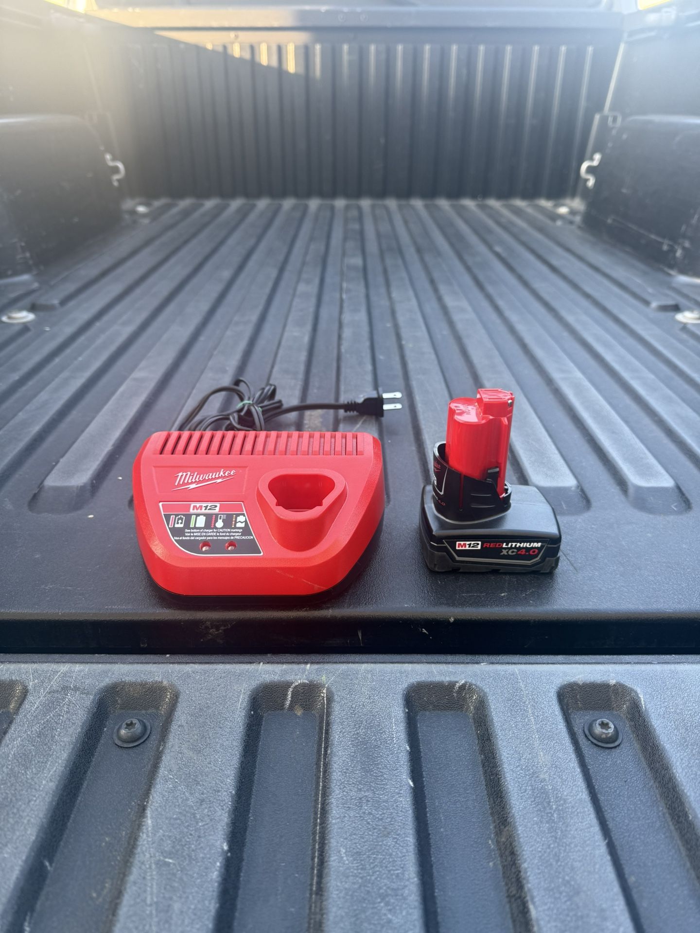 Milwaukee M12 12V Lithium-Ion 4.0 Ah Battery w/Charger