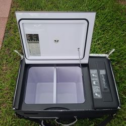 New 12V / 24V Portable FREEZER / REFRIGERATOR 