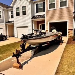 1989 Tracker Bass 18’ Johnson 110HP