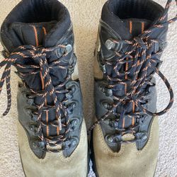 SALOMON Hiking Boots Size 8.5