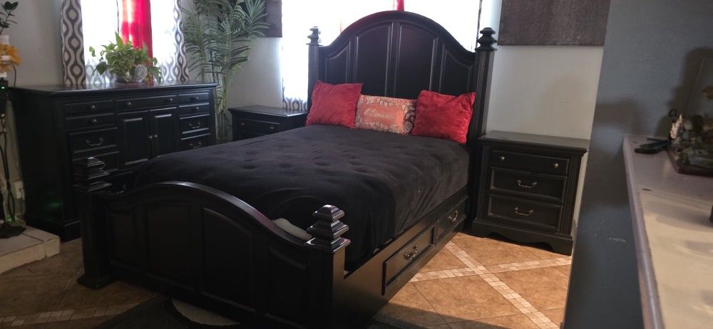 Queen Bed Set .... Mattress 2 Nightstands  And Dresser  Nothing Broken Just Normal Use 