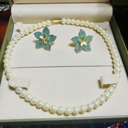 While Pearl Necklace With Flowers Earings 