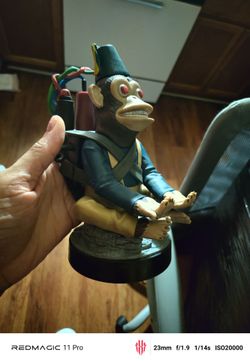 🎀🎄This Call of Duty Monkey Bomb figure by Cable Guys stands 8.5 inches tall and functions as a functional holder for gaming controllers and mobile p