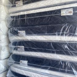 😴Mattress pillow top🥱 💎All sizes 💎12” inches tall 🔵Queen $199 🟣Full $180 🟠Twin $150 🟡King $330 🔴Cal king $330 🔘 Delivery available🚛