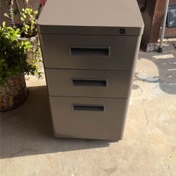 Buró Para Oficina Casi Nuevo De Tres Cajones Metal 