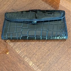 Women’s black leather wallet 4” x 7” snap closure