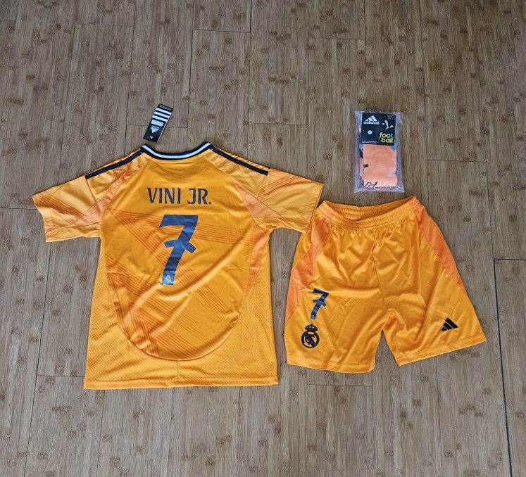 2024 real madrid orange VINI JR #7 kit set kids and adults sizes
Comes with jersey, short and socks
Kids size:
5/6 years old #22
6/8 years old #24