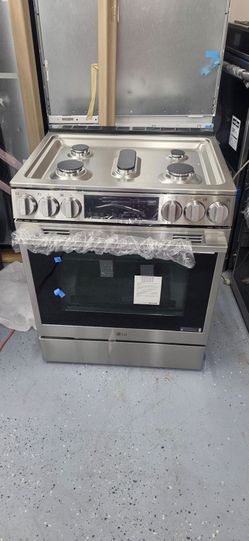Brand new LG sliding gas range with air fryer self-cleaning convection