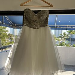 Elegant Handcrafted Strapless Knee-Length Wedding Dress with Hand-Applied Beading