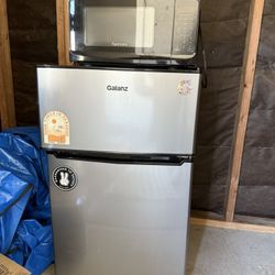 Mini Fridge/ Microwave