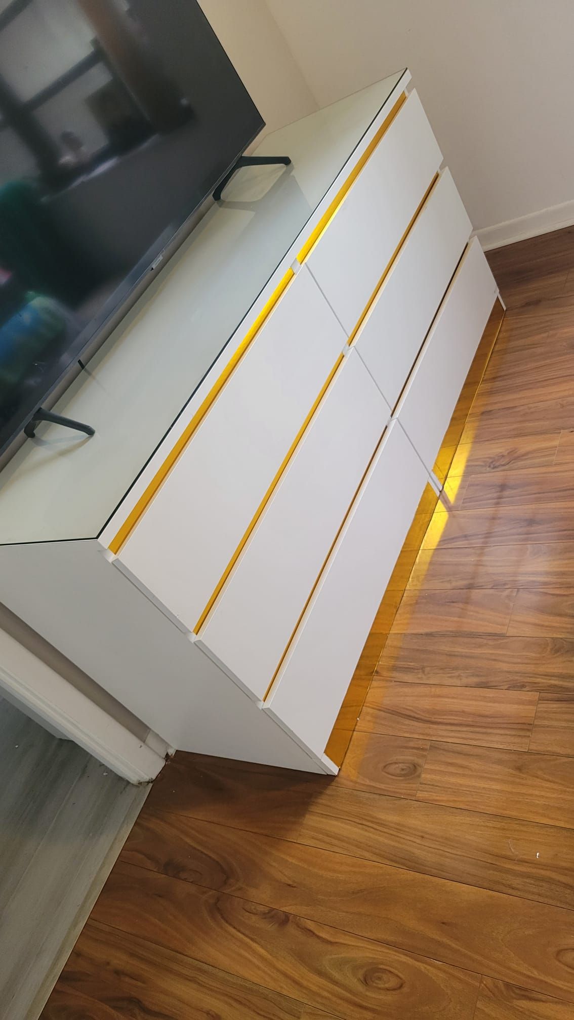 White drawer with glass toper