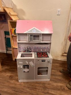 Free dollhouse and kitchen