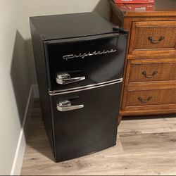 Mini fridge! (Never used)