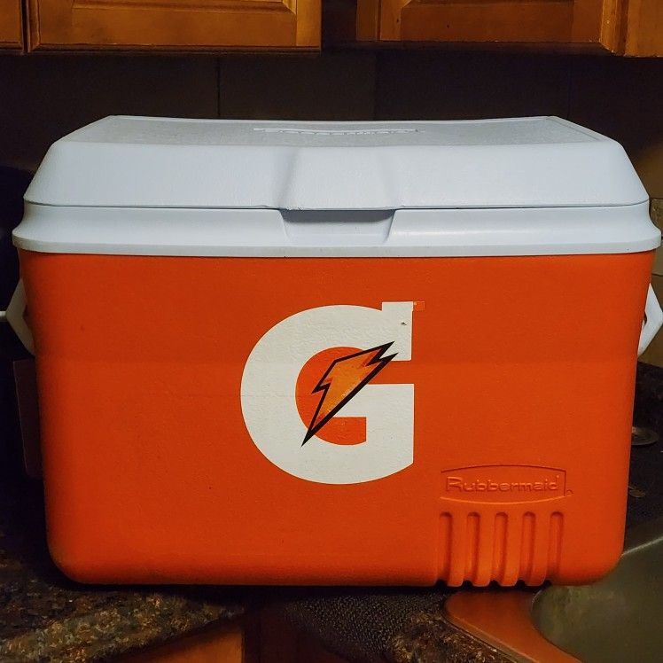 Gatorade Cooler Ice Chest for your up and coming athlete. Made in USA by Rubbermaid. Cooler is made well and keep all drin