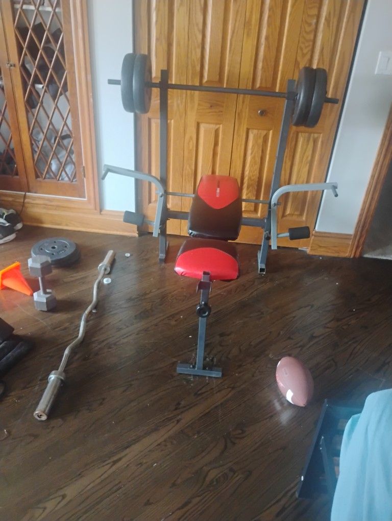 Bench press with weights bar and curl bar