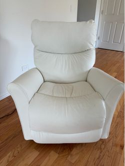 Beautiful La-Z-Boy electric reclining leather chair with remote